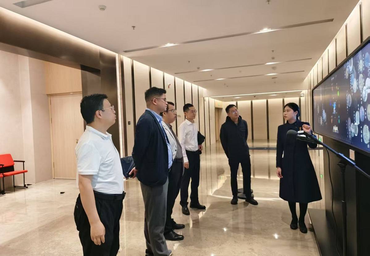 参观2.jpg 参观2.jpg