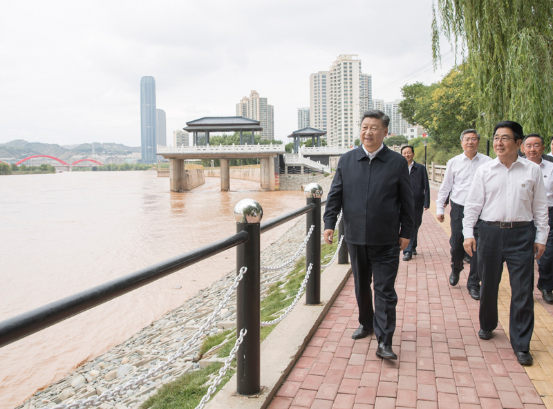 8月19日至22日,中共中央总书记、国家主席、中央军委主席习近平在甘肃考察。这是21日下午,习近平在兰州市黄河治理兰铁泵站项目点,沿步道察看黄河两岸生态修复和景观建设情况。