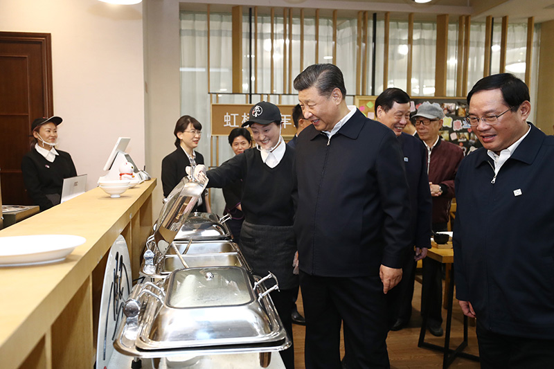 11月2日至3日,中共中央总书记、国家主席、中央军委主席习近平在上海考察。这是2日下午,习近平在长宁区虹桥街道古北市民中心老年助餐点考察,了解社区养老等便民服务情况。新华社记者 鞠鹏 摄
