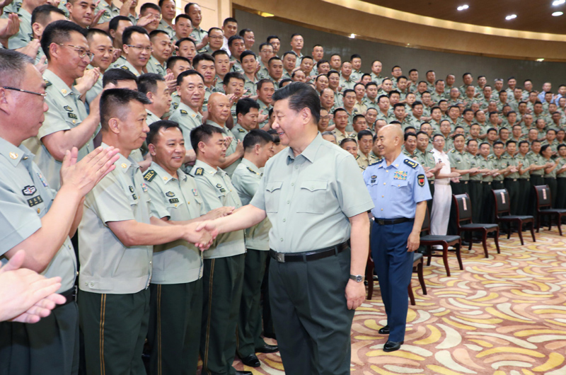 7月15日至16日,中共中央总书记、国家主席、中央军委主席习近平在内蒙古考察并指导开展“不忘初心、牢记使命”主题教育。这是16日上午,习近平在呼和浩特亲切接见驻内蒙古部队副师职以上领导干部和团级单位主官,代表党中央和中央军委向驻内蒙古部队全体官兵致以诚挚问候。