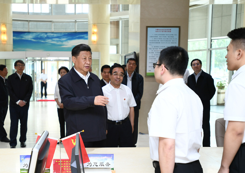 7月15日至16日,中共中央总书记、国家主席、中央军委主席习近平在内蒙古考察并指导开展“不忘初心、牢记使命”主题教育。这是16日上午,习近平在内蒙古自治区自然资源厅自然资源政务大厅同工作人员交谈,了解开展主题教育和落实便捷高效政务服务等情况。