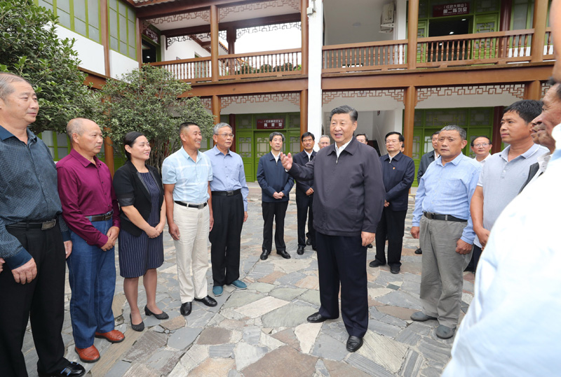 9月16日至18日,中共中央总书记、国家主席、中央军委主席习近平在河南考察。这是16日下午,习近平在位于信阳市新县的鄂豫皖苏区首府革命博物馆,同当地红军后代、革命烈士家属代表亲切交谈。 新华社记者 鞠鹏 摄
