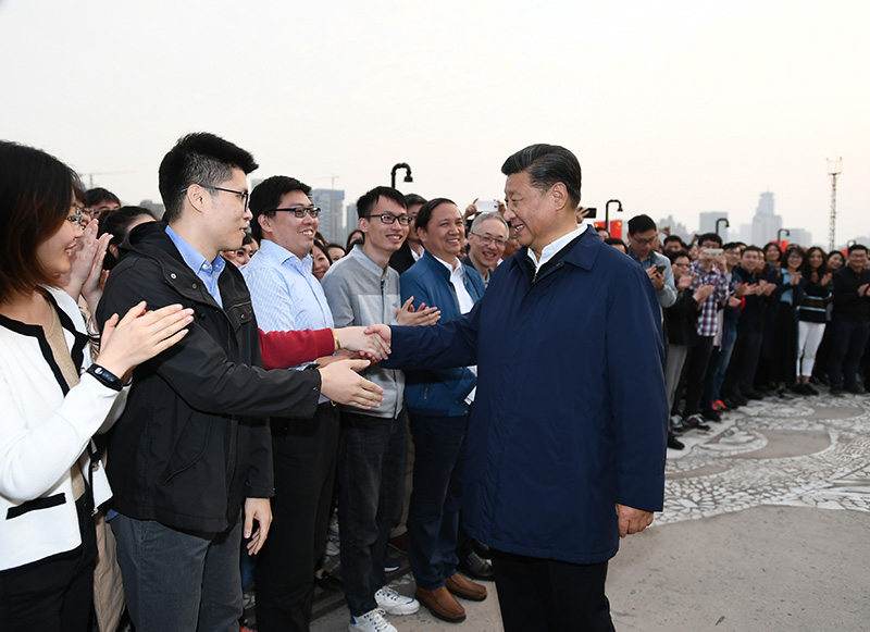 11月2日至3日,中共中央总书记、国家主席、中央军委主席习近平在上海考察。这是2日下午,习近平在杨浦区滨江公共空间杨树浦水厂滨江段,同正在休闲健身的市民亲切交谈。新华社记者 谢环驰 摄