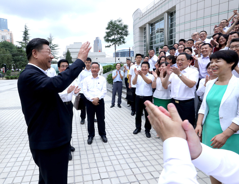 8月19日至22日,中共中央总书记、国家主席、中央军委主席习近平在甘肃考察。这是21日下午,习近平在读者出版集团有限公司同工作人员亲切交谈。