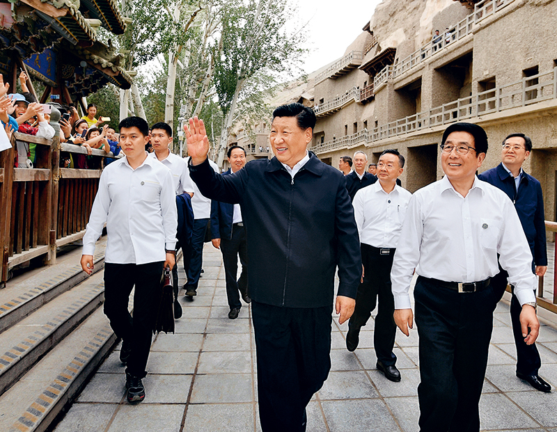 　　2019年8月19日至22日，中共中央总书记、国家主席、中央军委主席习近平在甘肃考察。这是19日下午，习近平在敦煌莫高窟考察调研时，向正在参观的游客亲切招手致意。 新华社记者 谢环驰/摄