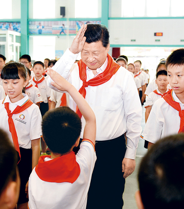2014年5月30日上午,中共中央总书记、国家主席、中央军委主席习近平来到北京市海淀区民族小学,参加庆祝“六一”国际儿童节活动。这是习近平参加少先队入队仪式。 新华社记者 李涛/摄