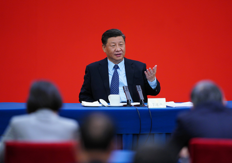 5月23日上午,中共中央总书记、国家主席、中央军委主席习近平看望参加全国政协十三届三次会议的经济界委员,并参加联组会,听取意见和建议。中共中央政治局常委、全国政协主席汪洋参加看望和讨论。新华社记者 谢环驰 摄