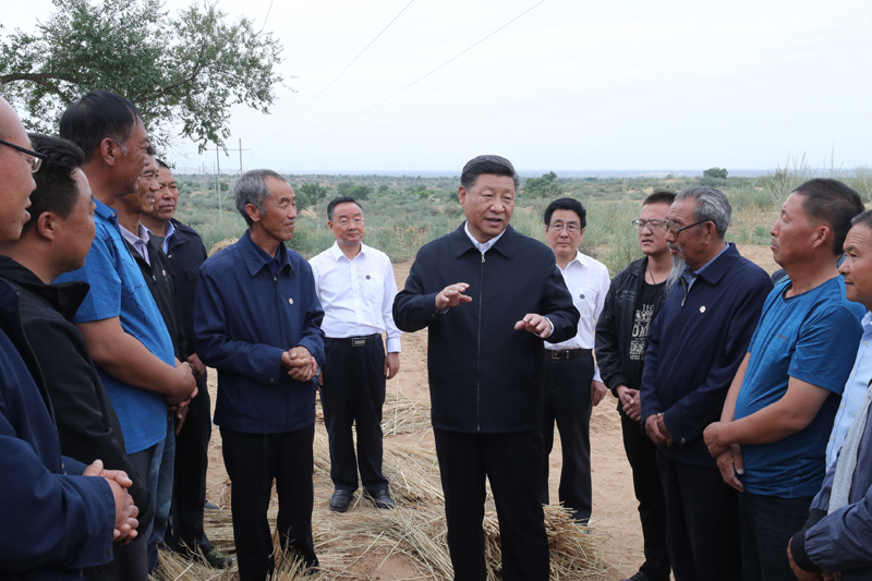 8月19日至22日,中共中央总书记、国家主席、中央军委主席习近平在甘肃考察。这是21日上午,习近平在武威市古浪县八步沙林场同“六老汉”代表及林场职工亲切交谈。