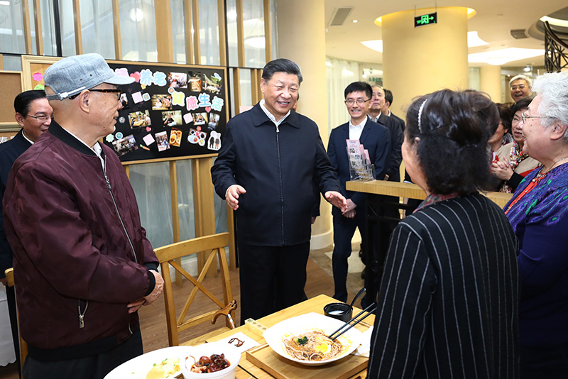 11月2日至3日,中共中央总书记、国家主席、中央军委主席习近平在上海考察。这是2日下午,习近平在长宁区虹桥街道古北市民中心老年助餐点,同正在用餐的居民热情交谈。新华社记者 鞠鹏 摄