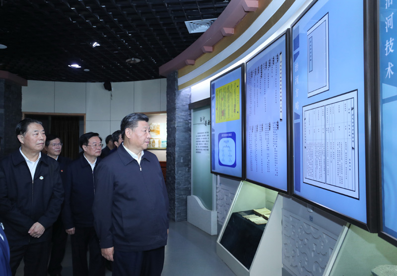9月16日至18日,中共中央总书记、国家主席、中央军委主席习近平在河南考察。这是17日下午,习近平在郑州参观黄河博物馆。新华社记者 鞠鹏 摄