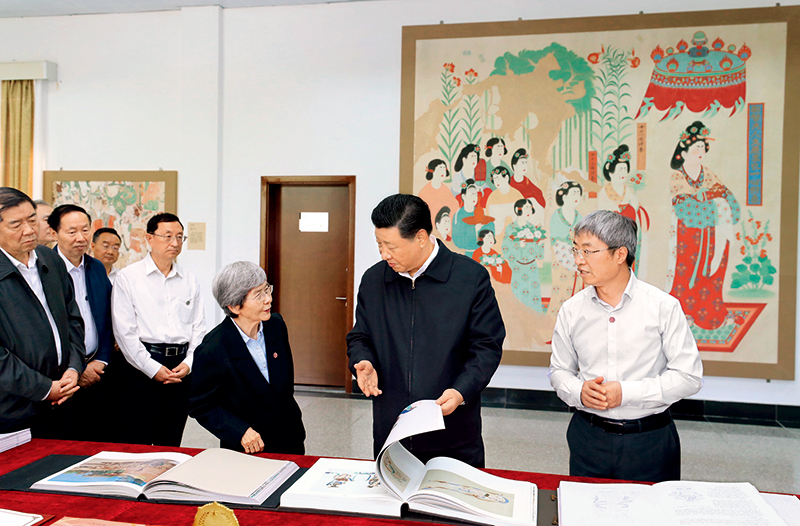　　2019年8月19日至22日，中共中央总书记、国家主席、中央军委主席习近平在甘肃考察。这是19日下午，习近平在敦煌研究院察看珍藏文物和学术成果展示，了解文物保护和研究、弘扬优秀历史文化情况。 新华社记者 鞠鹏/摄